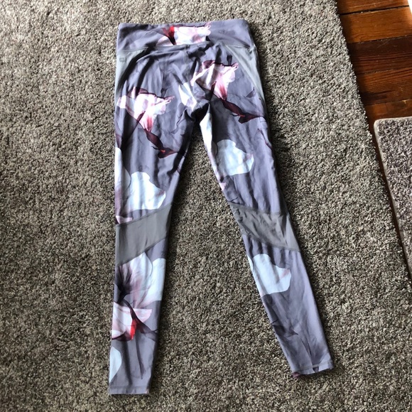 Fabletics Pattern Leggings with Mesh - Picture 3 of 6